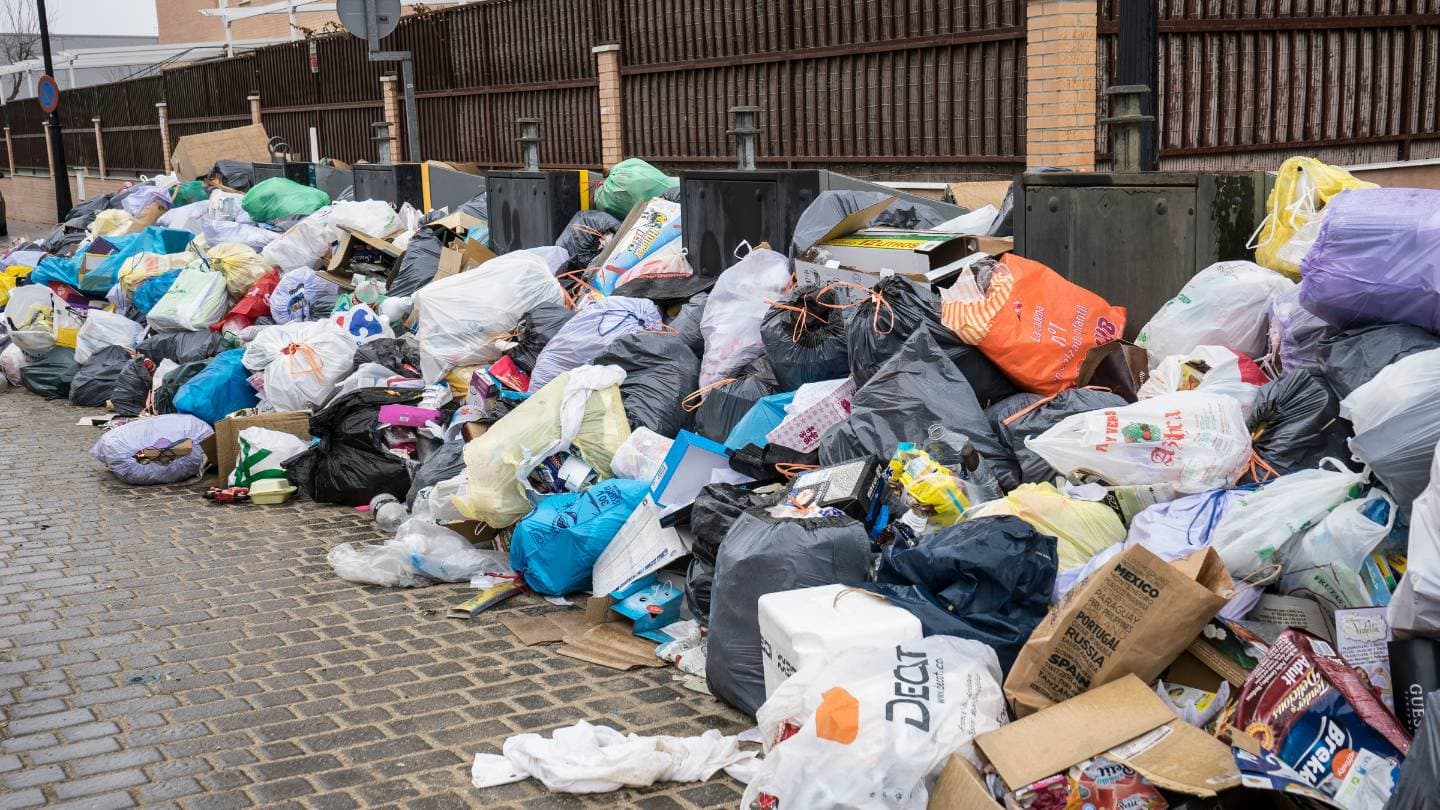 how do rubbish removal experts address residential clutter and hoarding 1