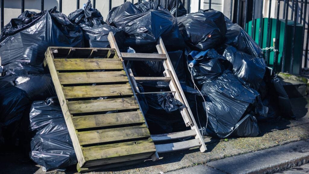 how do businesses benefit from outsourcing rubbish removal