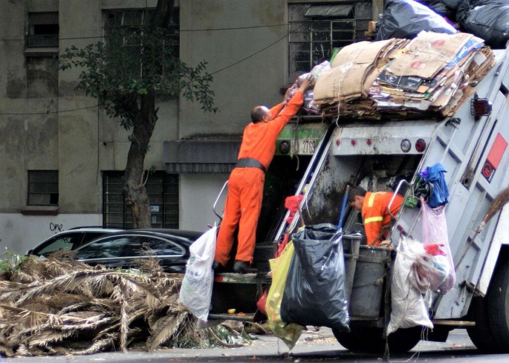 the advantages of employing an expert rubbish removal service (2)